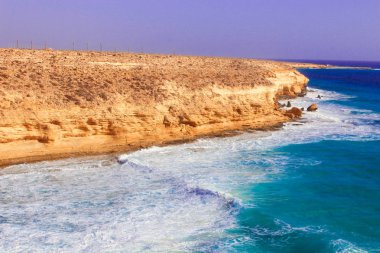 Deniz kıyısı dalgalar ve dağ güneş Matrouh, Mısır'daki altında
