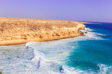 Deniz kıyısı dalgalar ve dağ güneş Matrouh, Mısır'daki altında