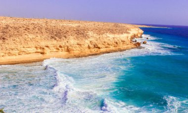 Deniz kıyısı dalgalar ve dağ güneş Matrouh, Mısır'daki altında