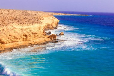 Deniz kıyısı dalgalar ve dağ güneş Matrouh, Mısır'daki altında