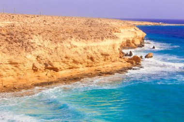Deniz kıyısı dalgalar ve dağ güneş Matrouh, Mısır'daki altında