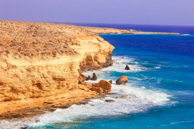 Deniz kıyısı dalgalar ve dağ güneş Matrouh, Mısır'daki altında