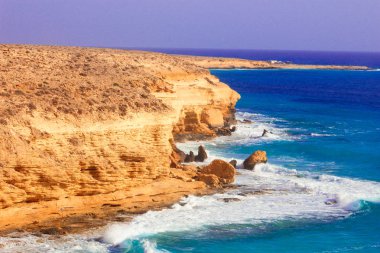 Deniz kıyısı dalgalar ve dağ güneş Matrouh, Mısır'daki altında