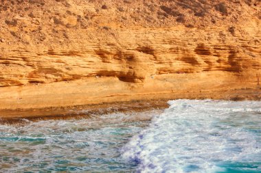 Deniz kıyısı dalgalar ve dağ güneş Matrouh, Mısır'daki altında