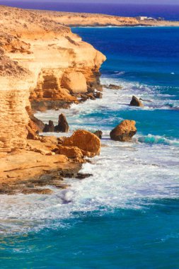 Deniz kıyısı dalgalar ve dağ güneş Matrouh, Mısır'daki altında