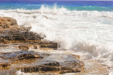 Deniz kıyısı dalgalar ve dağ güneş Matrouh, Mısır'daki altında