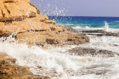 Deniz kıyısı dalgalar ve dağ güneş Matrouh, Mısır'daki altında