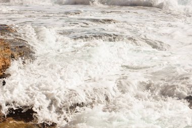 Deniz kıyısı dalgalar ve dağ güneş Matrouh, Mısır'daki altında