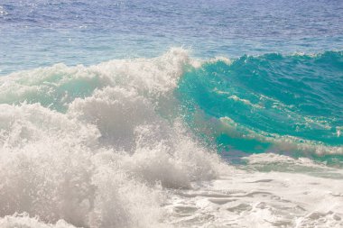 Deniz kıyısı dalgalar ve dağ güneş Matrouh, Mısır'daki altında