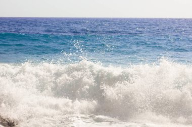 Deniz kıyısı dalgalar ve dağ güneş Matrouh, Mısır'daki altında