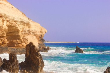 Deniz kıyısı dalgalar ve dağ güneş Matrouh, Mısır'daki altında