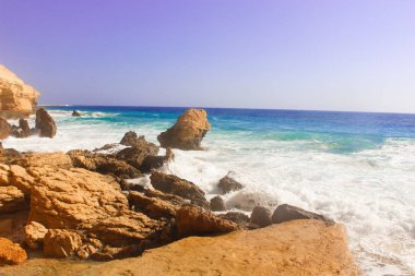 Deniz kıyısı dalgalar ve dağ güneş Matrouh, Mısır'daki altında