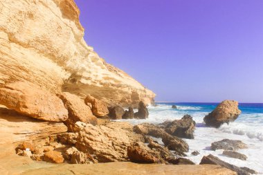 Deniz kıyısı dalgalar ve dağ güneş Matrouh, Mısır'daki altında