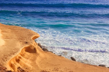 Deniz kıyısı dalgalar ve dağ güneş Matrouh, Mısır'daki altında