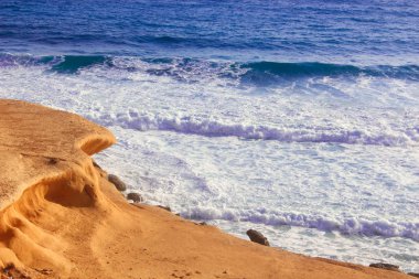 Deniz kıyısı dalgalar ve dağ güneş Matrouh, Mısır'daki altında