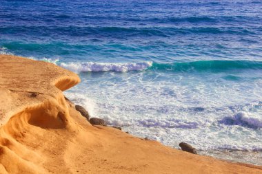 Deniz kıyısı dalgalar ve dağ güneş Matrouh, Mısır'daki altında