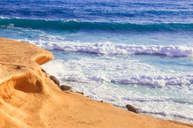 Deniz kıyısı dalgalar ve dağ güneş Matrouh, Mısır'daki altında