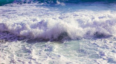 Deniz kıyısı dalgalar ve dağ güneş Matrouh, Mısır'daki altında