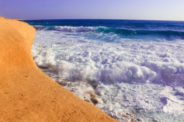 Deniz kıyısı dalgalar ve dağ güneş Matrouh, Mısır'daki altında