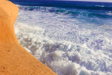 Deniz kıyısı dalgalar ve dağ güneş Matrouh, Mısır'daki altında