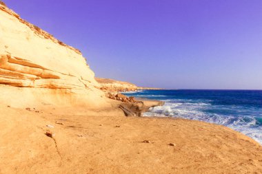 Deniz kıyısı dalgalar ve dağ güneş Matrouh, Mısır'daki altında