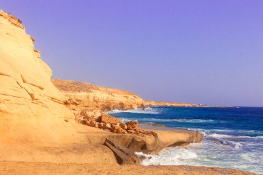 Deniz kıyısı dalgalar ve dağ güneş Matrouh, Mısır'daki altında
