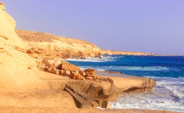 Deniz kıyısı dalgalar ve dağ güneş Matrouh, Mısır'daki altında