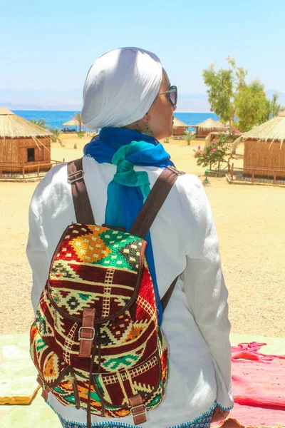 Jeune femme debout près du chalet dans un camp dans le Sinaï — Photo