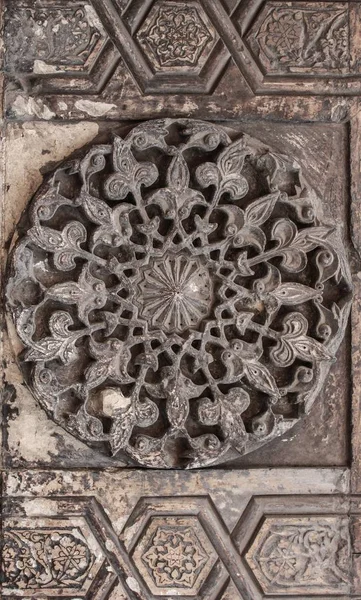 Intagli ornamentali orientali arabi / Un'arte islamica di intagli ornamentali decorativi orientali arabi su una parete — Foto Stock