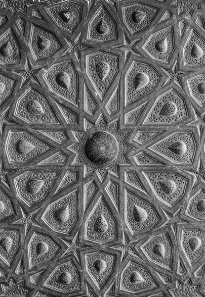 Tallados decorativos orientales árabes / Un arte islámico de tallados decorativos orientales árabes en una pared — Foto de Stock