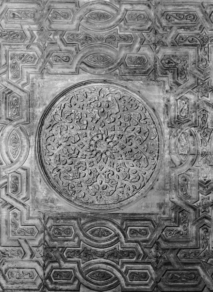 Esculturas ornamentais orientais árabes / Uma arte islâmica de esculturas ornamentais orientais árabes em uma parede — Fotografia de Stock