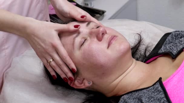 Een Vrouw Bereidt Zich Voor Een Laserverjonging Salon Een Cosmetoloog — Stockvideo