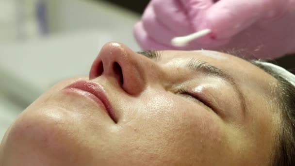 Kobieta Przygotowuje Się Zabiegu Laserowej Odmładzania Salonie Kosmetolog Dermatolog Kończy — Wideo stockowe