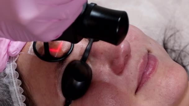 Uma Mulher Está Preparando Para Procedimento Rejuvenescimento Laser Salão Cosmetologista — Vídeo de Stock