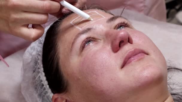 Uma Mulher Está Preparando Para Procedimento Rejuvenescimento Laser Salão Cosmetologista — Vídeo de Stock