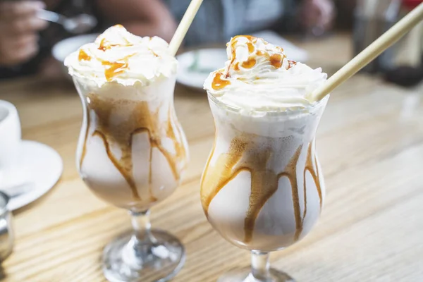 Krem şantili milkshake ve kafede çevre dostu bambu pipetli bardaklarda karamel. Plastiksiz konsept