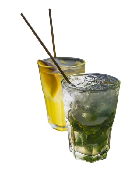 Ağlayan bardakta buzlu mojito, ekolojik bambu kamışı ve portakal dilimli meyve kokteyli ve küçük ekolojik tüp beyaz arka planda izole edilir. Plastiksiz ve sıfır atık kavramı