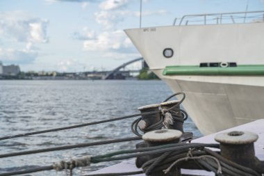 Yazın rıhtımda demirli gemileri olan tarım işçisi.