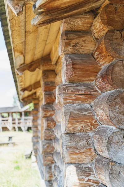 Ahşap ev duvarı, ahşap desenli eski ahşap yapının açısı. Dikey resim ve kapat