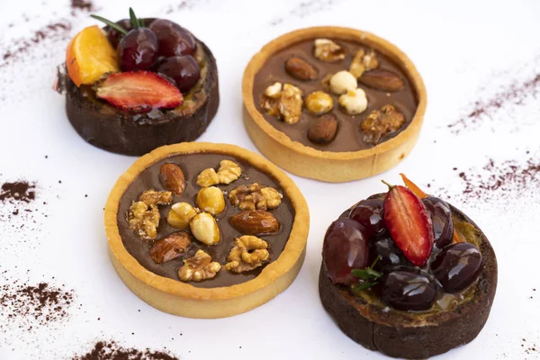 Sıcak arkaplanda meyveli ve fındıklı kekler, lezzetli ve parlak bir tatlı. Yüksek açı görünümü, renk resmi ve makro.