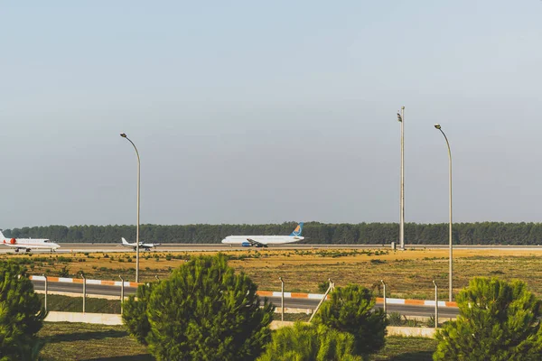 Antalya, Türkiye - 10.04.2019: Güneşli bir günde iniş pisti. Uçaklar havaalanı pistine inecek ve uçacaklar..