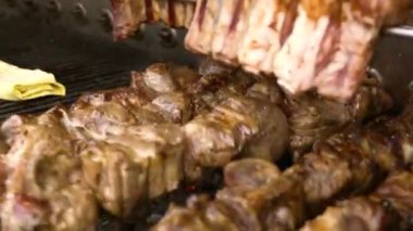 Çekici bir barbekü, ızgara domuz eti ve Ukrayna 'da gece sokak yemeği olarak barbekü pirzolası. Lezzetli ızgara pirzola. Geleneksel gıda konsepti.