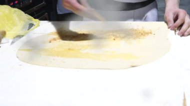 Pencereden bakan bir adamın tuzlu turta hazırlığı. Aşçı et ve sebzeleri doldurup hamuru paketle, Ukrayna. Geleneksel gıda konsepti.