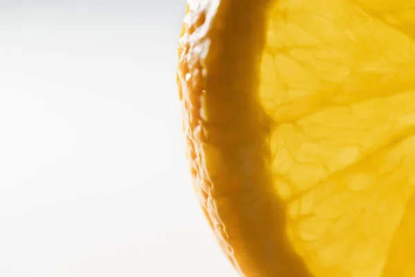 Büyük portakal dilimleri beyaz arka planda izole edilmiş, yakın plan. Aşırı yakın çekim, kopyalama alanı olan renk resmi.