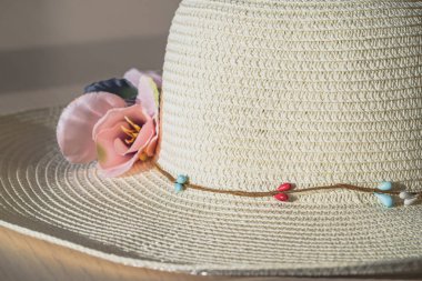 Yaz hasır şapkası tatilleri ve sıcak ülkelere seyahatleri simgeler. Kopyalama alanı olan renkli fotoğraf.