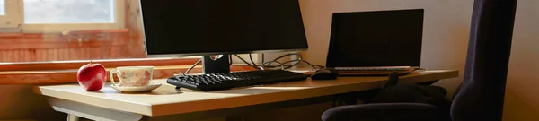 Ofis daireye taşınıyor. Bilgi işlem ekipmanları ve evdeki internet iletişimi ile ilgili bir iş yeri. Uzaktan çalışma konsepti. Panorama.