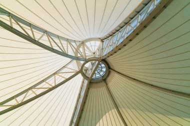 Antalya havaalanı, Türkiye 'de güneşli bir günde şık ve kentsel tavan.