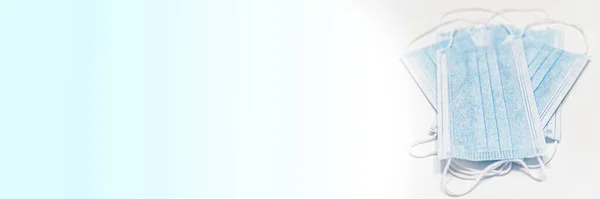 Mavi arka planda koruyucu yüz maskesi, anti virüs koruma konsepti, kopyalama alanı olan pankart. Korona COVID-19 enfeksiyonunu önlemek için antivirüs koruma maskesi.