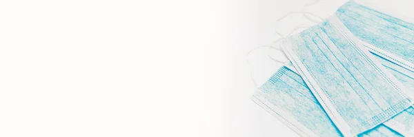 Korona COVID-19 enfeksiyonunu önlemek için antivirüs koruma maskesi. Beyaz arkaplanda koruyucu yüz maskesi, anti virüs koruma konsepti, kopyalama alanı olan pankart.