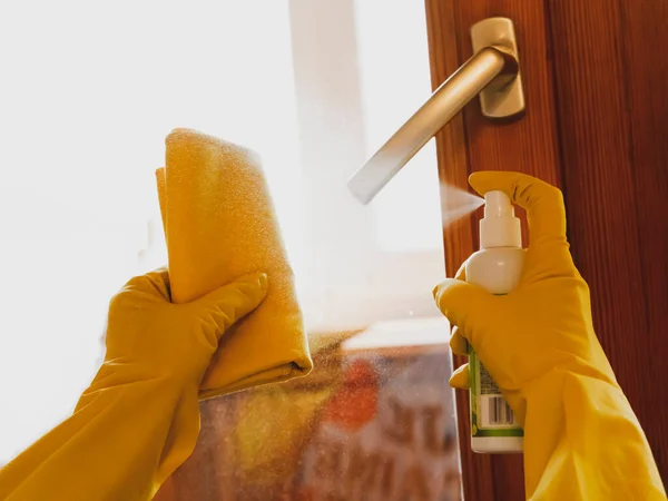 Desinficering Hus Städning Dörrhandtag Med Rengöringsspray Begreppet Virusskydd — Stockfoto